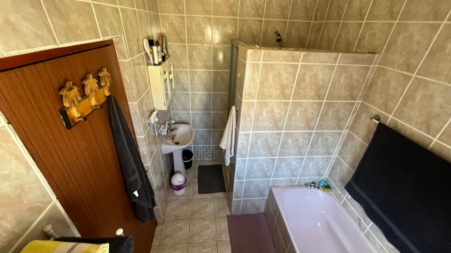 5 Bedroom Property for Sale in Wavecrest Eastern Cape